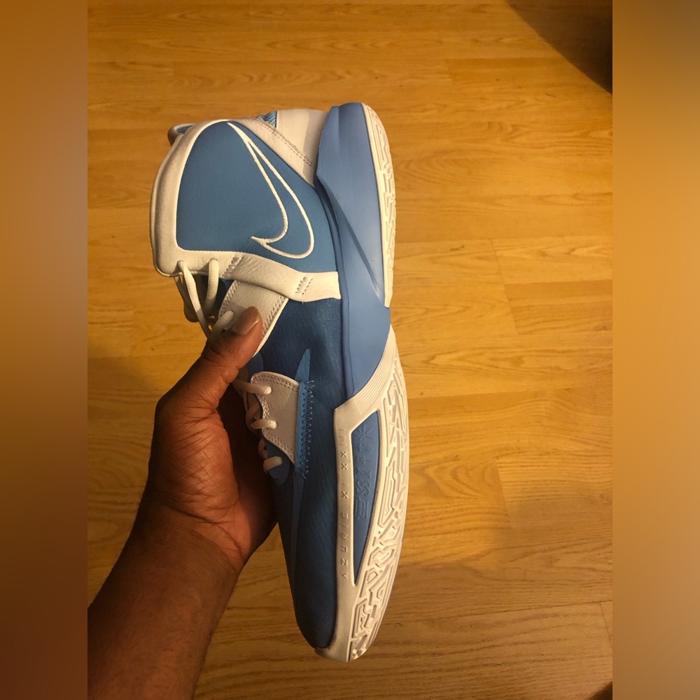 Nike Kyrie Irving Infinity (Carolina Blue) Size 18, New With Box never worn
